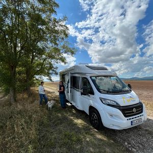 "Mia" Carado T 447, AW-Hundewohnmobil, Auf dem Campingplatz